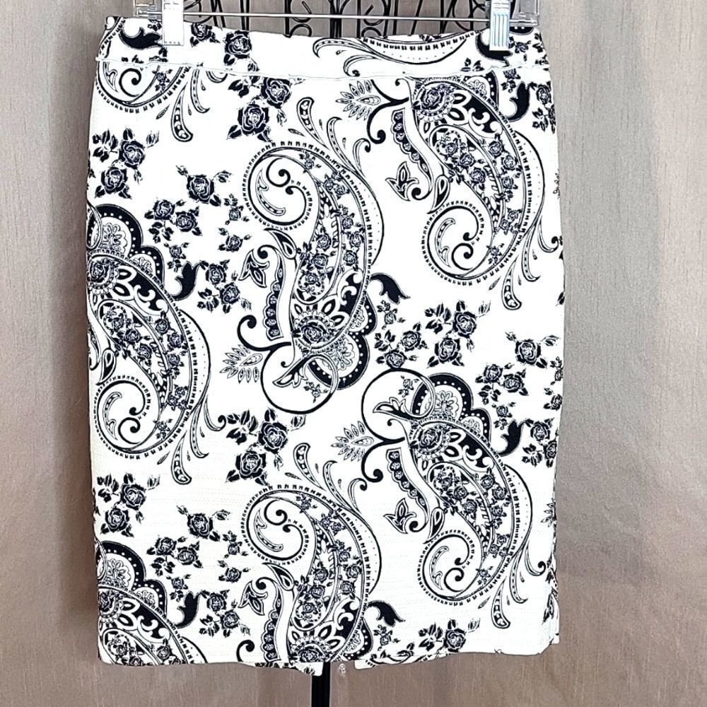 WHITE HOUSE BLACK MARKET Large Black and White Floral and Paisley‎ Skirt …